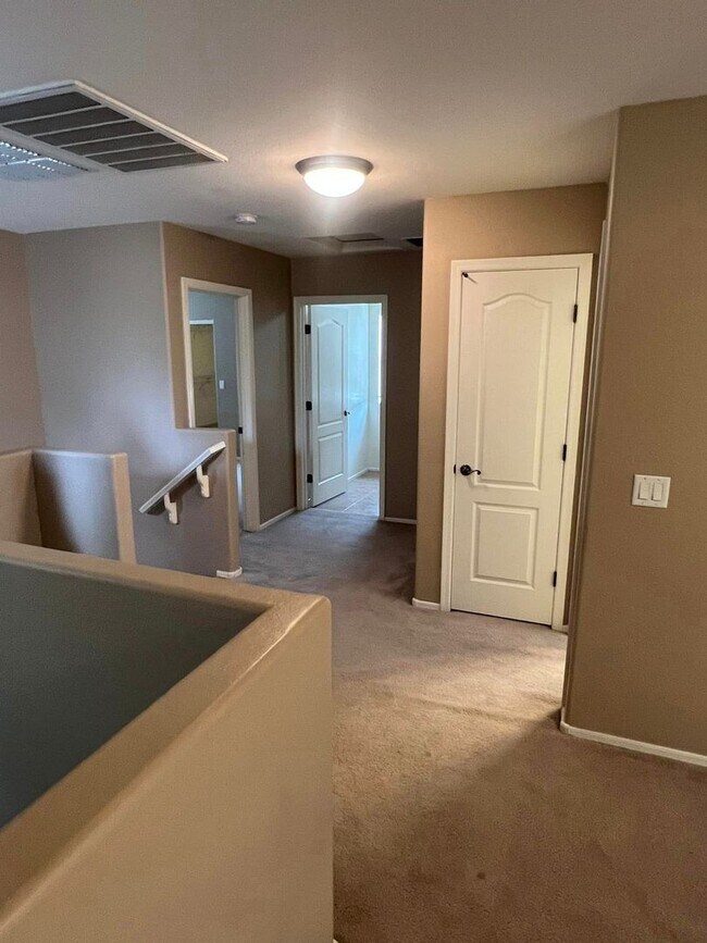 Building Photo - 4-bedroom and loft in the Willows with com...