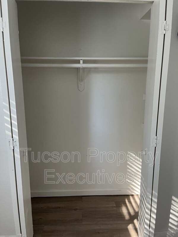 Building Photo - 3810 E Monte Vista Dr