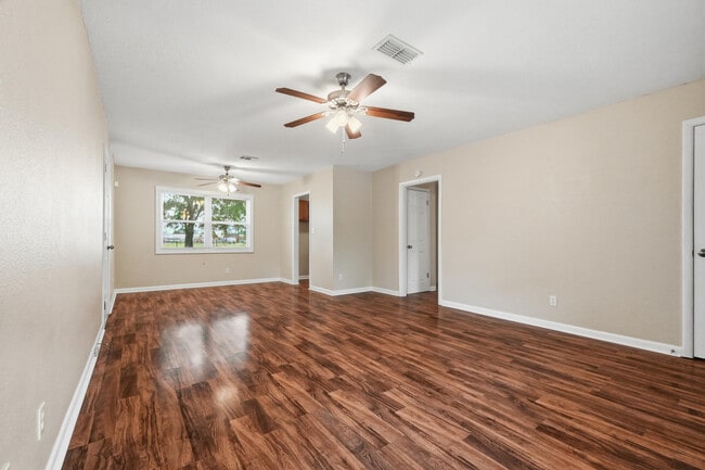 Building Photo - 358 Coral Dr SW