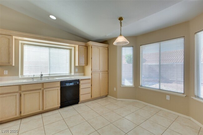 Building Photo - 1744 Knotty Pine