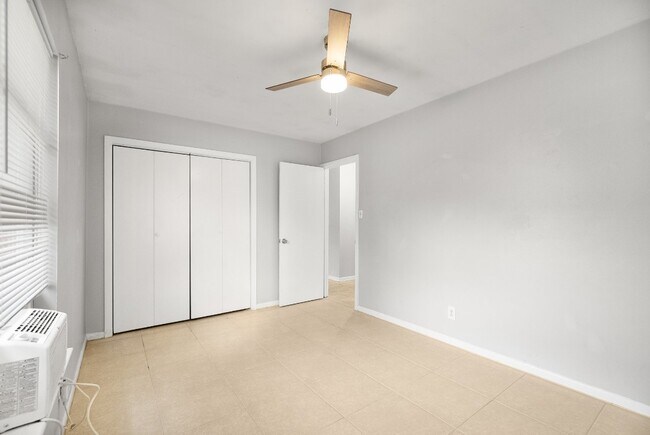 Building Photo - 5605 1/2 Jim Hogg Ave-