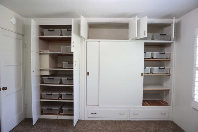 Building Photo - 185 S Myrtle Ave