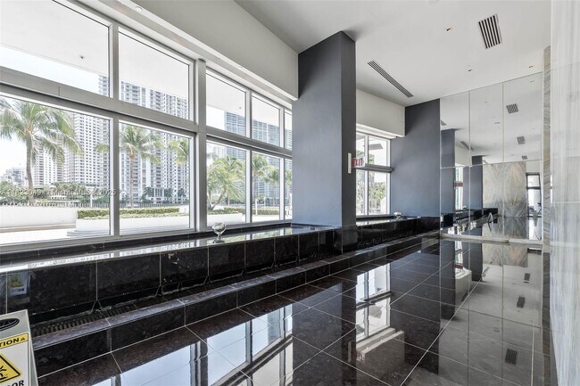 Building Photo - 325 Biscayne Blvd