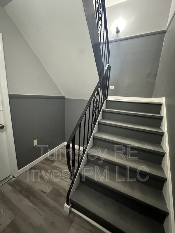 Building Photo - 1015 E 150th Pl