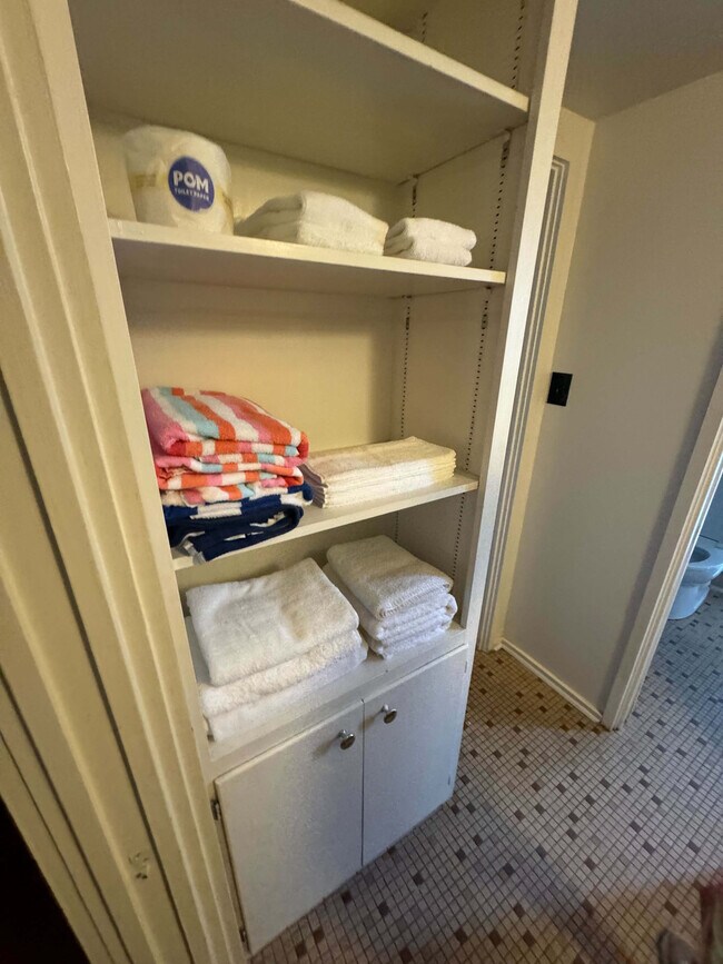 Building Photo - 305 Indian Creek Dr E