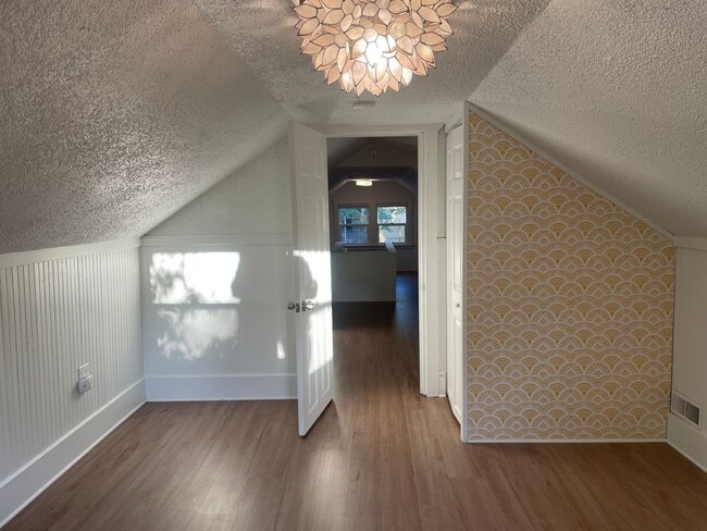 Building Photo - Welcome Home 3b/1ba Updated Home