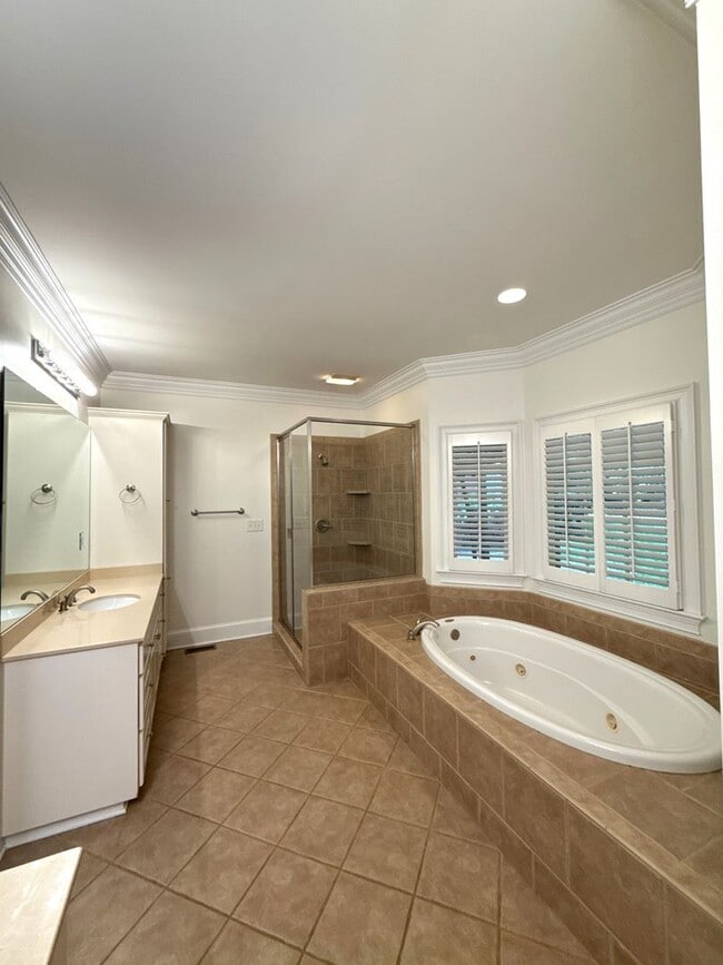 Building Photo - Cotswold Home