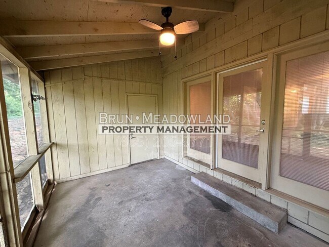 Building Photo - 10417 Victoria Dr