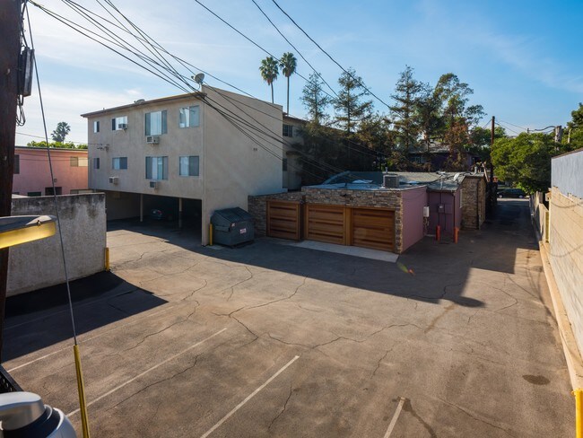 Easy Parking - 1253 N Genesee Ave