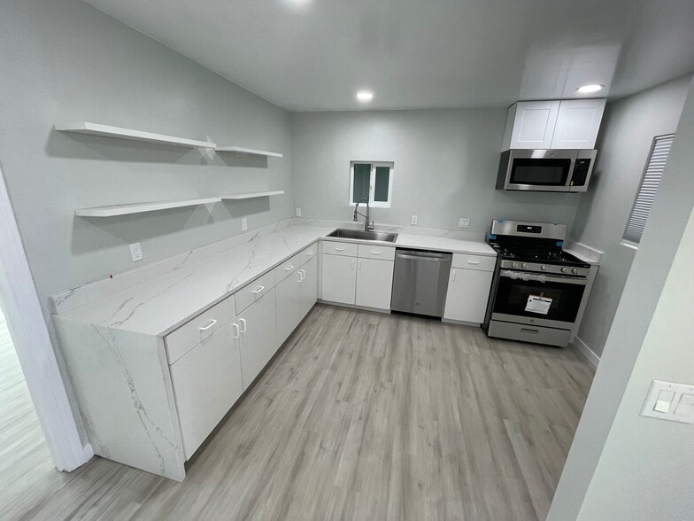 Building Photo - 2005 10th St