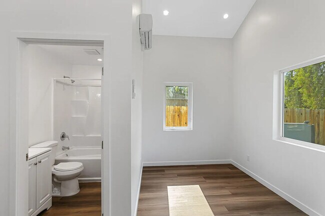 Building Photo - 420 N Batavia St