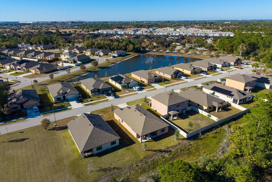 Building Photo - 6545 NW Oaklawn Way