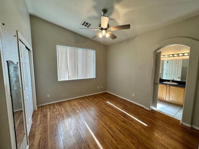 Building Photo - Charming Home