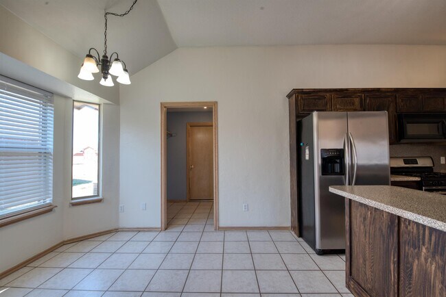 Building Photo - 1220 Eastridge Dr