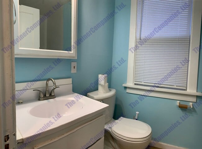 Building Photo - 2 Bedroom House Available Now!
