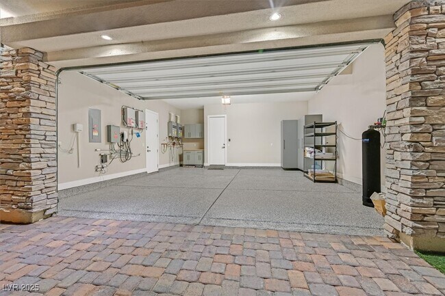 Building Photo - 65 Garibaldi Wy