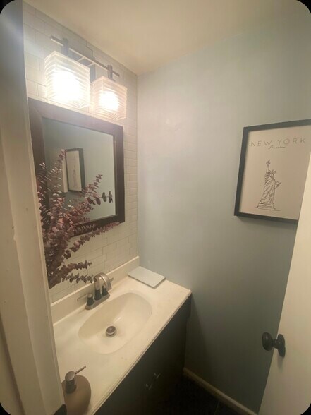 Downstairs half bath - 7825 Rue Saint Cyr St