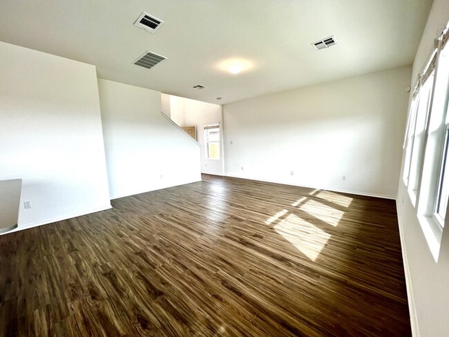 Building Photo - Beautiful 3 beds 2.5 baths in Lago Vista