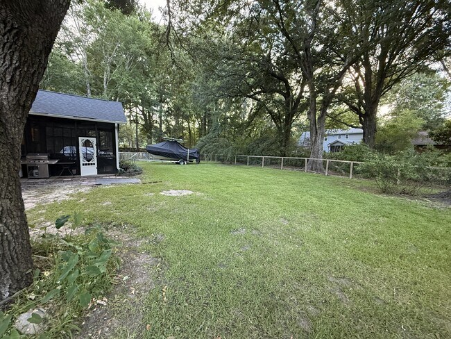 Building Photo - 989 Colonial Dr