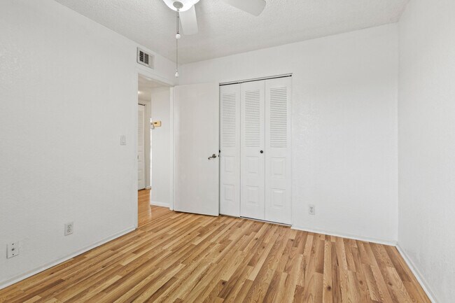 Building Photo - 1507 SE Royal Green Cir