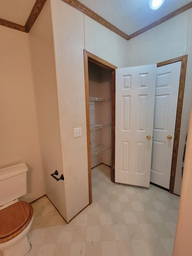 Building Photo - Large 3 bedroom in Oakwood