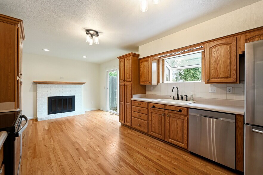 Building Photo - 303 S.W. Pinnell Dr