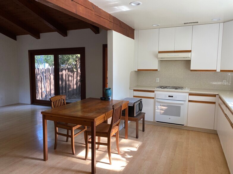 Airy yet cozy - 554 Paige Ln