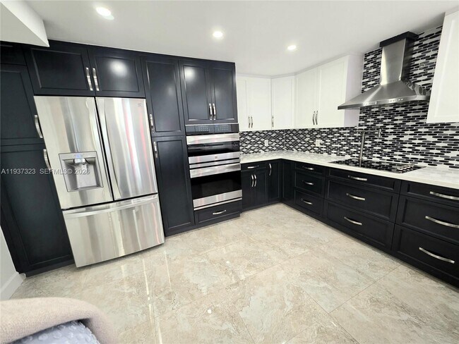 Building Photo - 310 Poinciana Island Dr