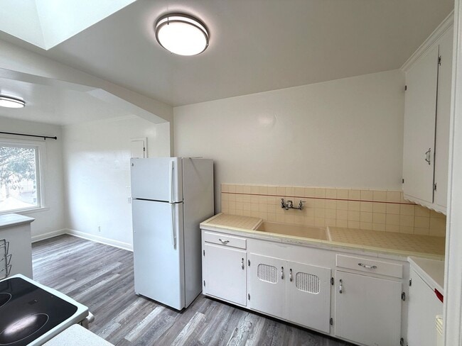 Building Photo - UPDATED BRIGHT 1500/ft 3BR/2BR+Bonus+1GR H...