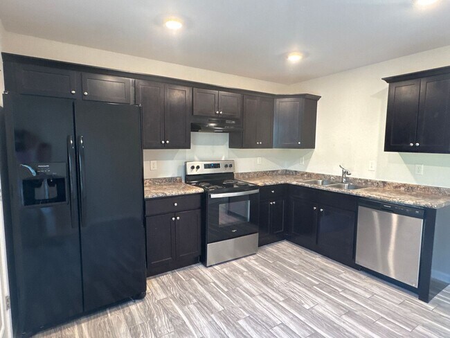 Building Photo - 1605 Gambill Wood Dr