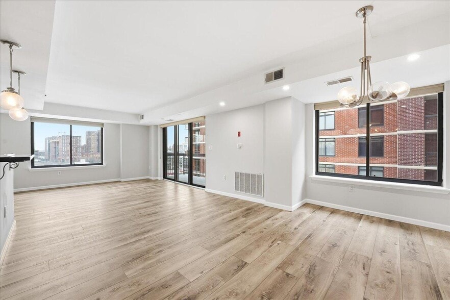 Building Photo - 700 1st St