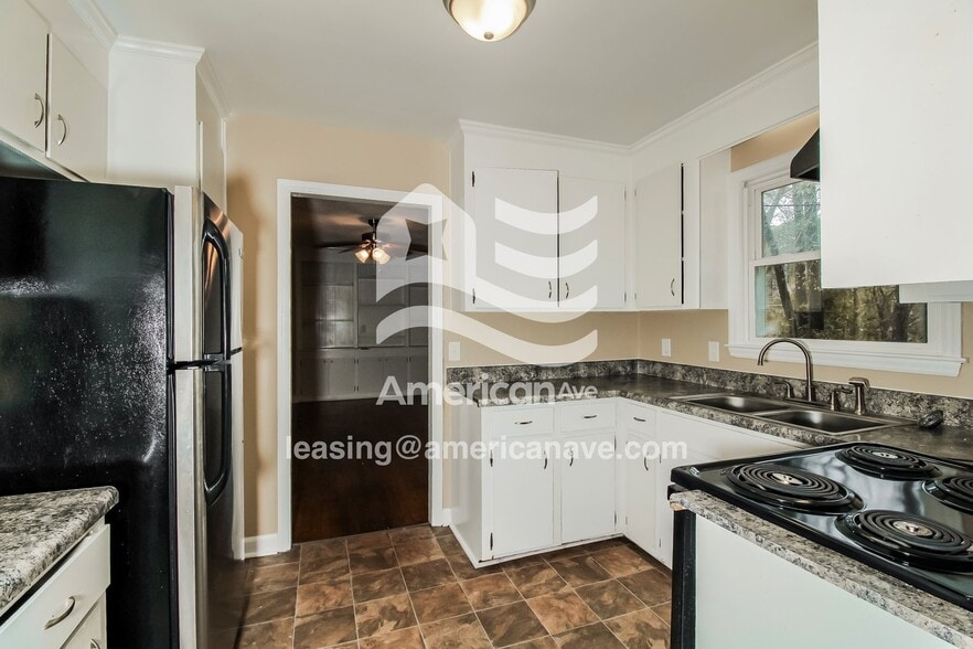 Building Photo - 2012 Woodtrail Dr