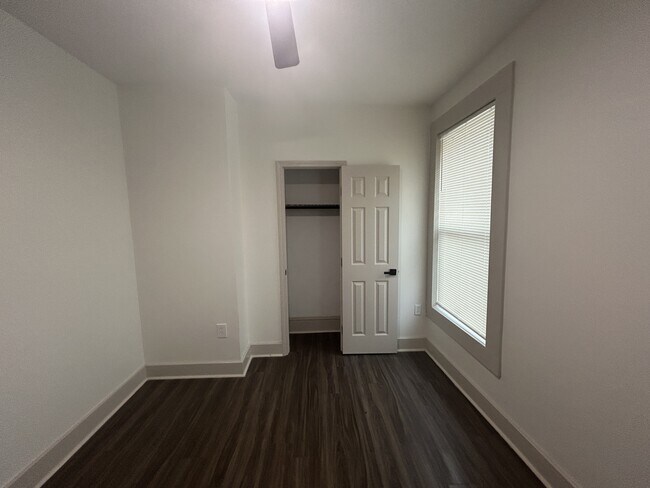 Building Photo - 895 Kney St