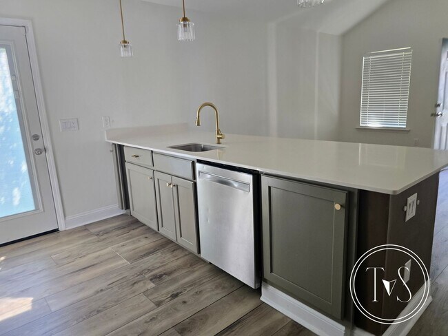 Building Photo - 17 Ristona Dr