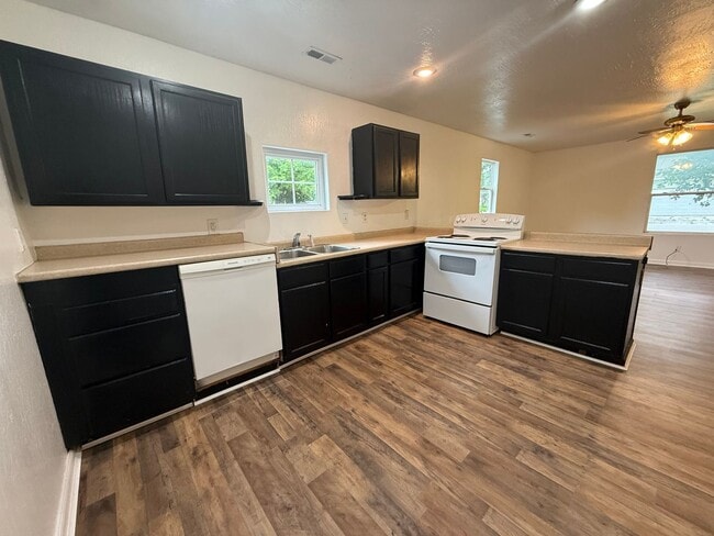 Building Photo - Beautiful 4 bedroom 2 bath house available now