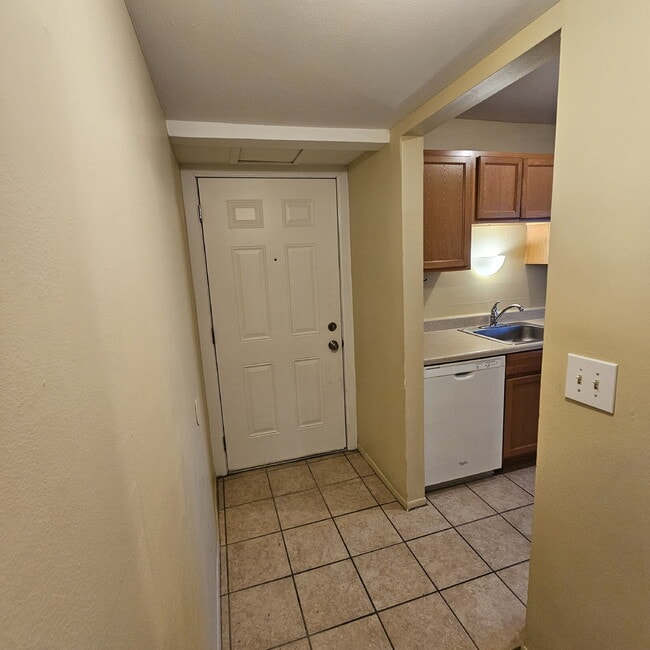 Building Photo - Nice 2 Bedroom, 1.5 Bath Condo Near Hall R...