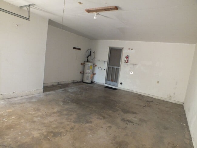 Building Photo - Rescue duplex 2/2 home with garage and fen...