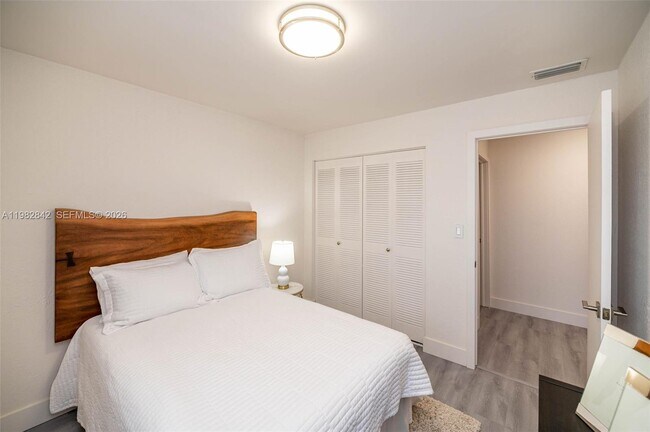 Building Photo - 4702 SW 67th Ave