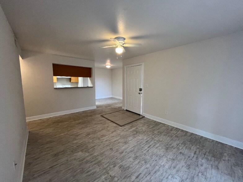 Building Photo - 2885 Winkler Ave