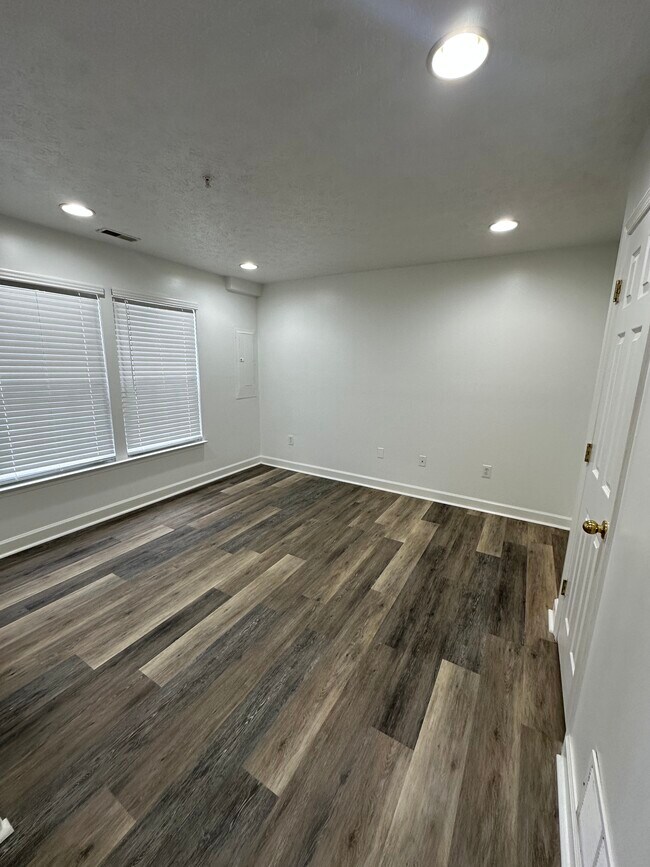 Building Photo - 5047 Leasdale Rd