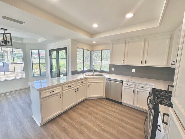 Building Photo - 3 bed single story home for rent  in  Shadowridge Community on the Greens