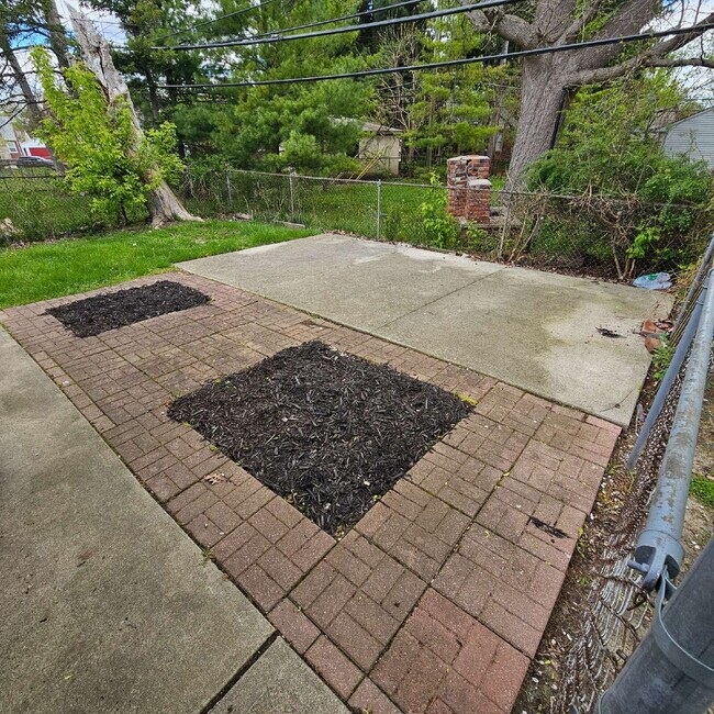 Building Photo - 3 Bedroom Updated Brick Ranch w/ 2 Car Attached Garage, Basement, Kitchen w/ All Stainless-Steel ...