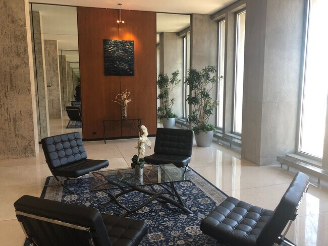Building Photo - Newly Renovated, 1 Bed/1Bath Unit with Stu...