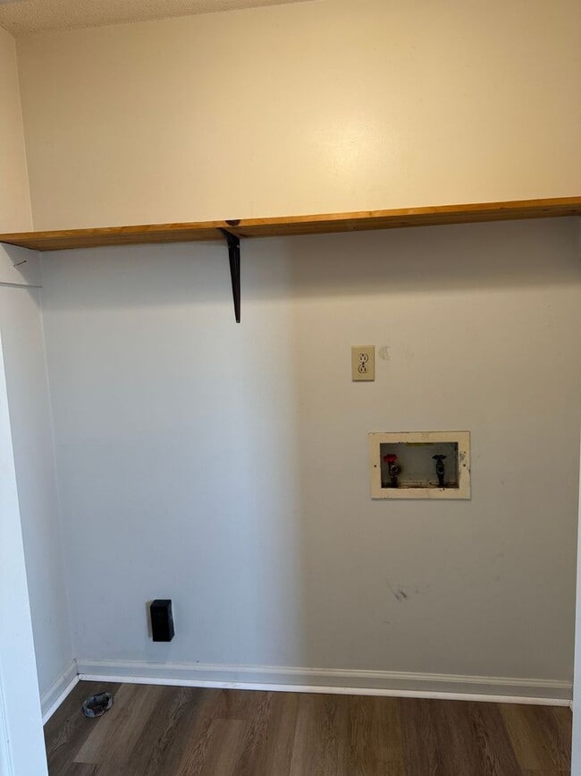 Building Photo - Convenient Location!  3 bedroom 2 bath wit...