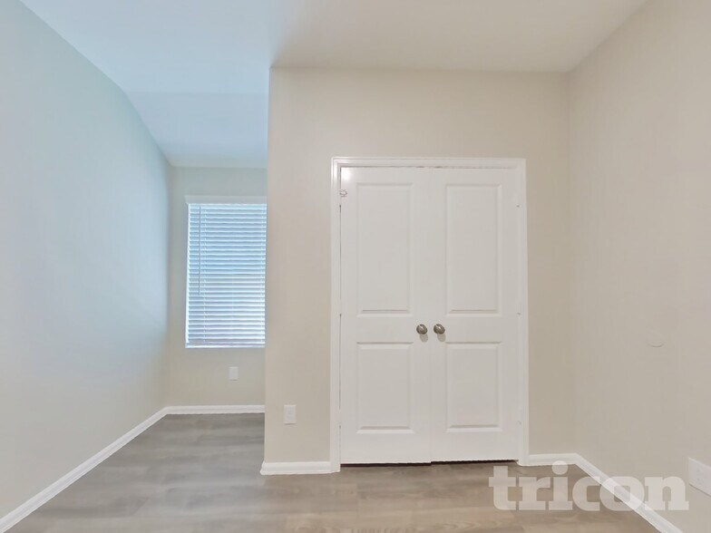 Building Photo - 210 Pine cavern dr