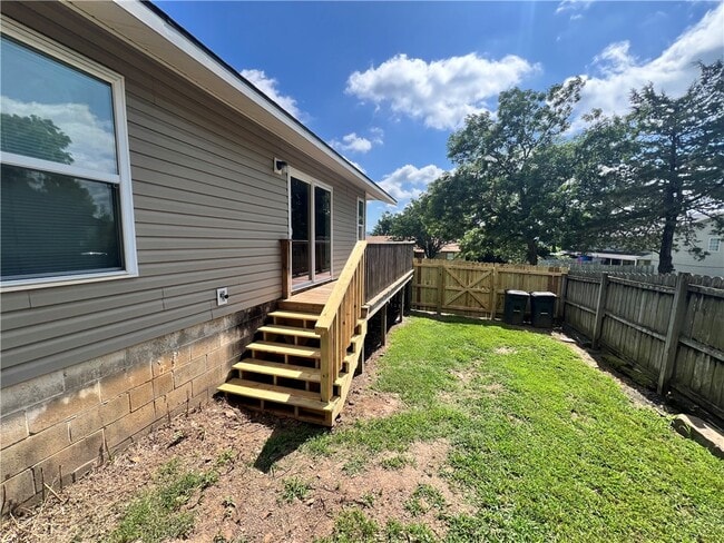 Building Photo - 823 N Lola Ln