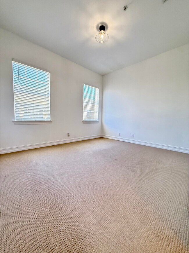 Building Photo - 319 Flamingo Dr