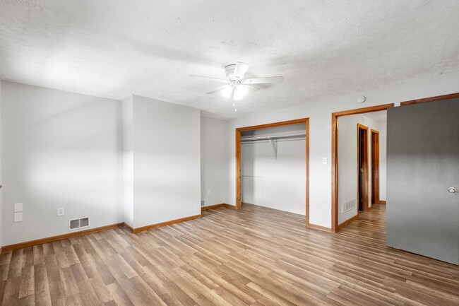 Building Photo - SCORE $500 OFF 1ST MONTH OF RENT! 2 bedroo...