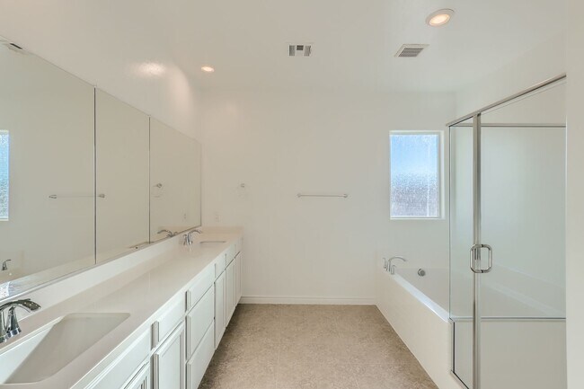 Building Photo - Beautiful 4 bed, 4.5 bath, 3 car garage with full casita!