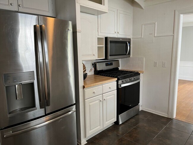 Building Photo - Beautiful and updated South Highlands 3BR/2BA.